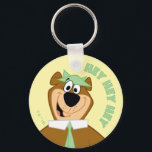 Yogi Bear Välkommen Nyckelring<br><div class="desc">Yogi Bear är redot att välkomna er till Jellystone Park med denna roligt och energiska konst! Med den klassiska tecknaden öppen med sin arm i en glad och inbjudande attityd, fångar den här designen Yogi Bear lekfull och eländig anda. Med sin namnteckning grönt-hatt och slips ger den här nostalgiska illustrationen...</div>