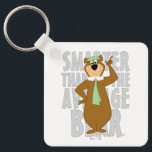 Yogi "smartare än genomsnittsbjörnen" nyckelring<br><div class="desc">Yogi Bear är här för att göra dig ljusare med den här roligten och klassiska teckningar! Med den lovvärda, pickniska basket-vänliga björnen i sin namnteckning grönt hatt och slips, som slår ett tryggt och sansat ansikte, fångar denna konstruktion den lekande charmen hos Jellystone Park favoritinvånare. Med sin återanimering stil och...</div>