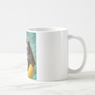 Yogi the Basset Hound Chilling at the Pool Mug Kaffemugg