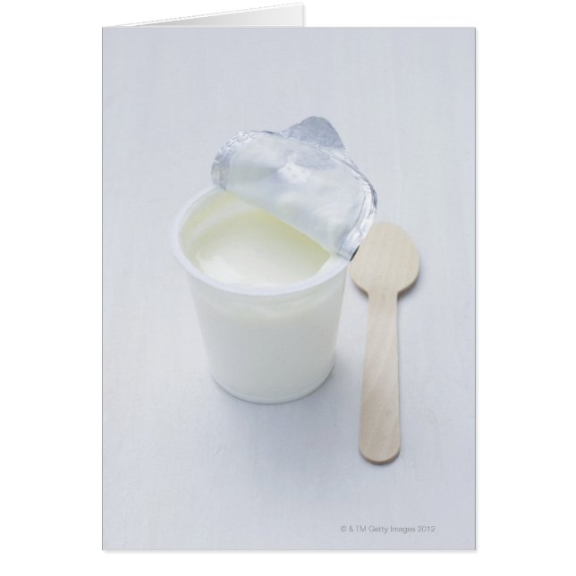 Yogurt i öppnad engångsflaska kopp hälsningskort (Framsidan)