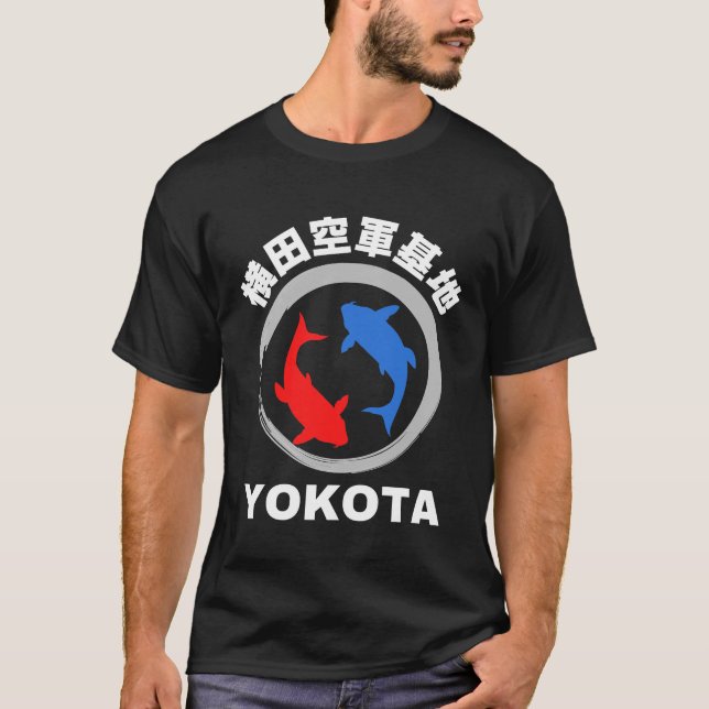 Yokota Luft Base på japanska med Koi Fish T Shirt (Framsida)