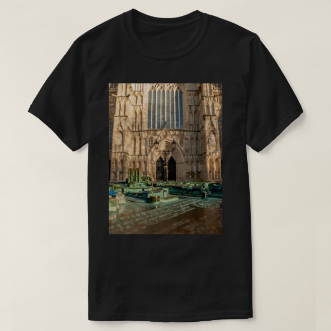 York Minster (Cathedral) och modell i förgrund L. T Shirt (Design framsida)