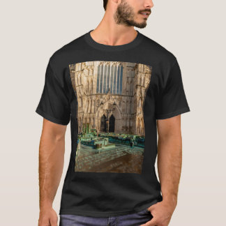 York Minster (Cathedral) och modell i förgrund L. T Shirt