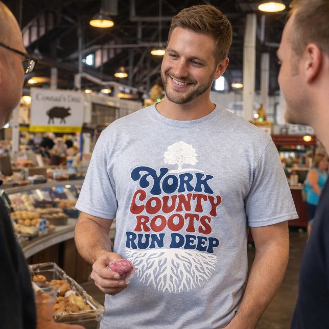 York PA Rötterna är djupa Patriotisk stolthet T Shirt (man at Central Market House York PA wearing a patriotic colored York County Roots Run Deep t-shirt)