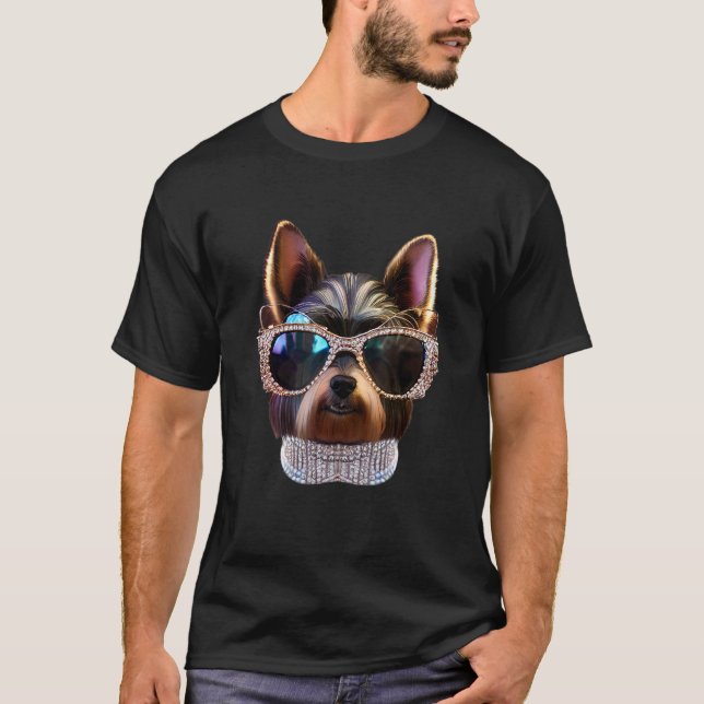 Yorkie dog wearing alot of diamonds and pearls 1 t shirt (Framsida)