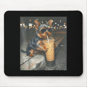 Yorkie dricker iskaffe rolig djur meme hund musmatta