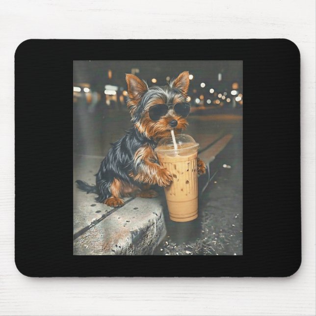 Yorkie dricker iskaffe rolig djur meme hund musmatta (Framsidan)