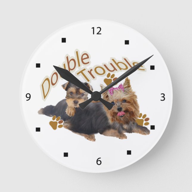 Yorkie Dubbla Trouble Clock Rund Klocka (Framsida)