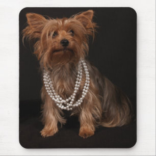 Yorkie i pärlemorfärg halsband musmatta