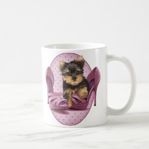 Yorkie skor in kaffemugg
