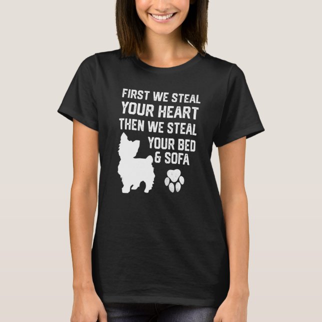 Yorkie Steal your Heart Steal Your Bed and Soffa T Shirt (Framsida)