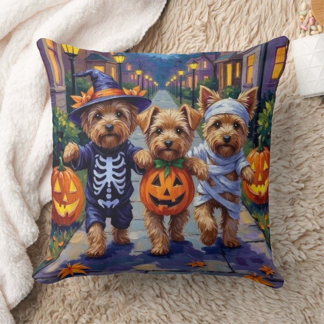 Yorkipoo som söker godis på Halloween Kudde (Filt)