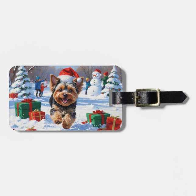 Yorkipoo springar i snö med julhatt bagagebricka (Horisontell Framsida)