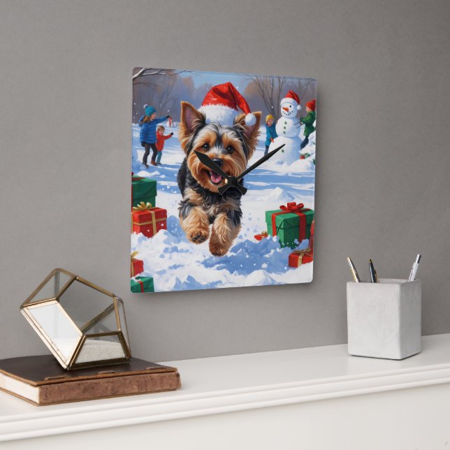 Yorkipoo springar i snö med julhatt fyrkantig klocka (Kontor)