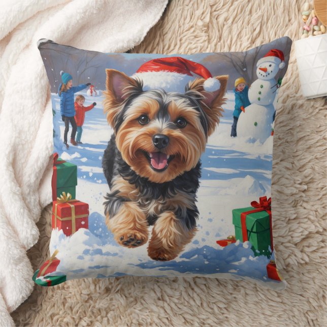 Yorkipoo springar i snö med julhatt kudde (Filt)