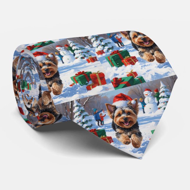 Yorkipoo springar i snö med julhatt slips (Rullad)