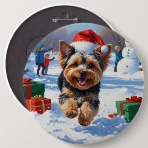 Yorkipoo springer i snö med julhatt knapp
