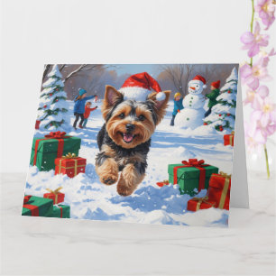 Yorkipoo springer i snö med julhatt kort