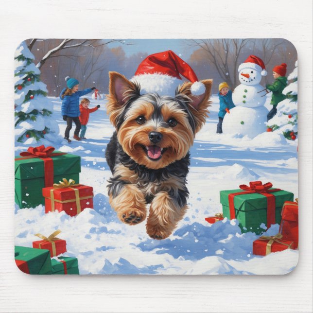 Yorkipoo springer i snö med julhatt musmatta (Framsidan)