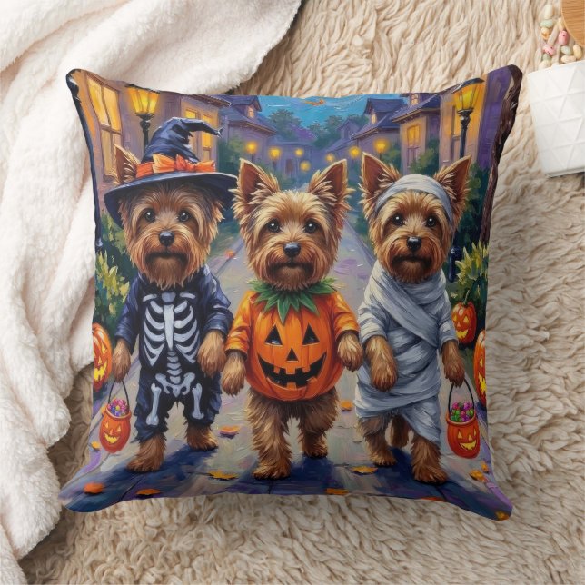 Yorkshire Terrier Dogs in Halloween Costumes Kudde (Filt)