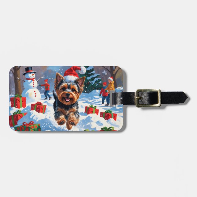Yorkshire Terrier i snö med julhatt Bagagebricka (Horisontell Framsida)