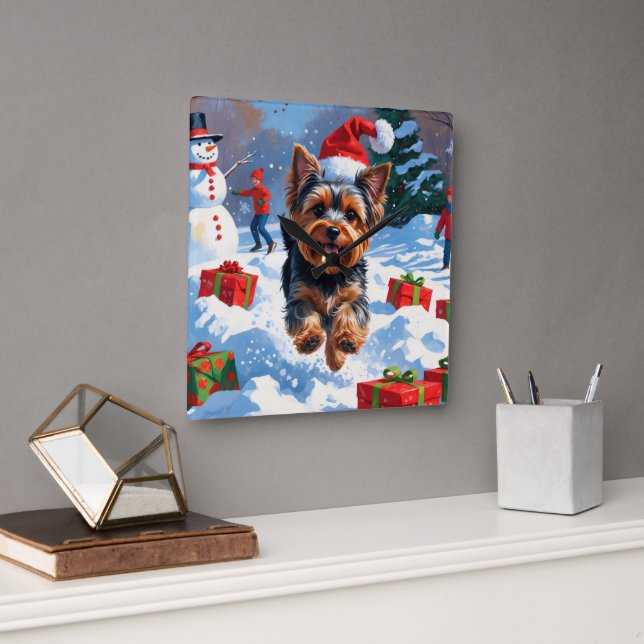 Yorkshire Terrier i snö med julhatt Fyrkantig Klocka (Kontor)