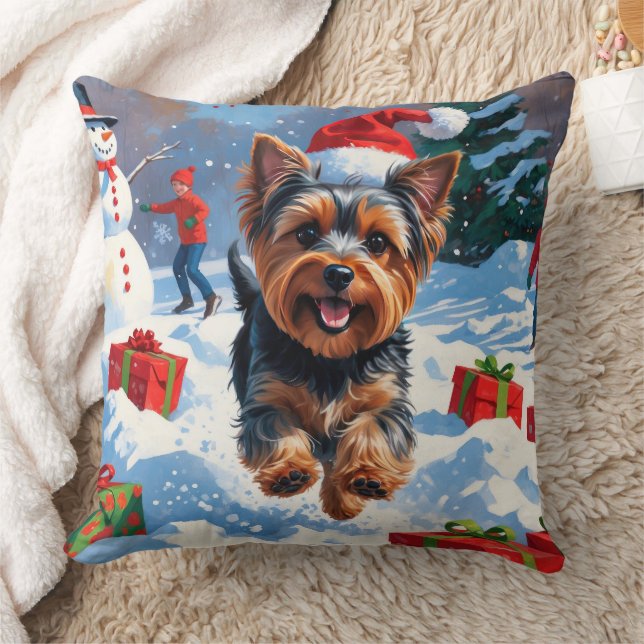 Yorkshire Terrier i snö med julhatt Kudde (Filt)