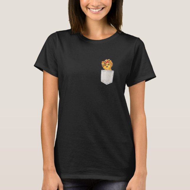 Yorkshire Terrier in a Pocket Cute Puppy Hundägare T Shirt (Framsida)