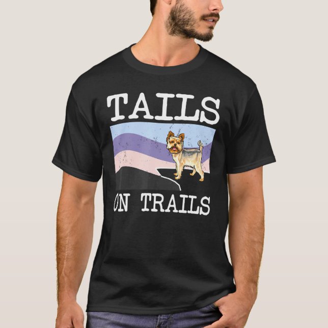 Yorkshire Terrier Svan on Trails Hund Hiking T Shirt (Framsida)