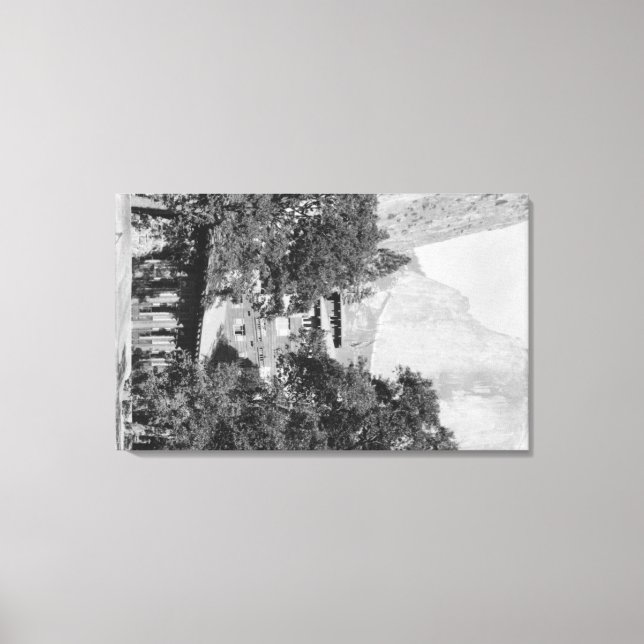 Yosemite, CA - Ahwahnee Lodge och El Capitan Canvastryck (Framsida)