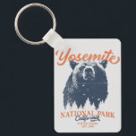 Yosemite Grizzly Bear California National Park Nyckelring<br><div class="desc">Redo att ge dig i väg till äventyr utanför dörren? Yosemite nationalpark t-shirt är ett val av perfekt. Med en djärv svart björn och ett kuperat skogslandskap kommer den här skjortan att inspirera dig att utforska och anamma naturen. Släpp ut din inre exploatör och missa inte chansen att ta in...</div>