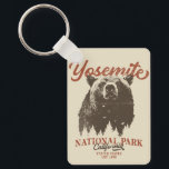 Yosemite Grizzly Bear California National Park Nyckelring<br><div class="desc">Redo att ge dig i väg till äventyr utanför dörren? Yosemite nationalpark t-shirt är ett val av perfekt. Med en djärv svart björn och ett kuperat skogslandskap kommer den här skjortan att inspirera dig att utforska och anamma naturen. Släpp ut din inre exploatör och missa inte chansen att ta in...</div>