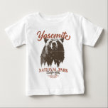 Yosemite Grizzly Bear California National Park T Shirt<br><div class="desc">Redo att ge dig i väg till äventyr utanför dörren? Yosemite nationalpark t-shirt är ett val av perfekt. Med en djärv svart björn och ett kuperat skogslandskap kommer den här skjortan att inspirera dig att utforska och anamma naturen. Släpp ut din inre exploatör och missa inte chansen att ta in...</div>