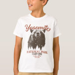 Yosemite Grizzly Bear California National Park T Shirt<br><div class="desc">Redo att ge dig i väg till äventyr utanför dörren? Yosemite nationalpark t-shirt är ett val av perfekt. Med en djärv svart björn och ett kuperat skogslandskap kommer den här skjortan att inspirera dig att utforska och anamma naturen. Släpp ut din inre exploatör och missa inte chansen att ta in...</div>
