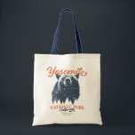 Yosemite Grizzly Bear California National Park Tygkasse<br><div class="desc">Redo att ge dig i väg till äventyr utanför dörren? Yosemite nationalpark t-shirt är ett val av perfekt. Med en djärv svart björn och ett kuperat skogslandskap kommer den här skjortan att inspirera dig att utforska och anamma naturen. Släpp ut din inre exploatör och missa inte chansen att ta in...</div>