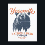 Yosemite Grizzly Bear California National Park Vykort<br><div class="desc">Redo att ge dig i väg till äventyr utanför dörren? Yosemite nationalpark t-shirt är ett val av perfekt. Med en djärv svart björn och ett kuperat skogslandskap kommer den här skjortan att inspirera dig att utforska och anamma naturen. Släpp ut din inre exploatör och missa inte chansen att ta in...</div>