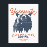 Yosemite Grizzly Bear California National Park Vykort<br><div class="desc">Redo att ge dig i väg till äventyr utanför dörren? Yosemite nationalpark t-shirt är ett val av perfekt. Med en djärv svart björn och ett kuperat skogslandskap kommer den här skjortan att inspirera dig att utforska och anamma naturen. Släpp ut din inre exploatör och missa inte chansen att ta in...</div>