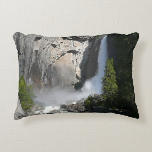 Yosemite Lower Falls vid Lower Yosemite Falls Trai Prydnadskudde