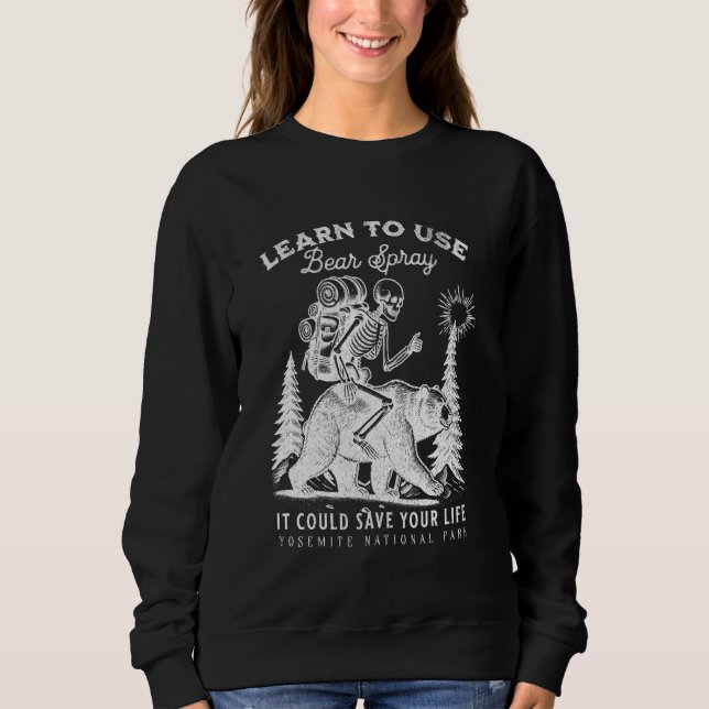 Yosemite National Park Bear Spray Funny Hiking Cam T Shirt (Framsida)