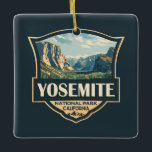 Yosemite National Park Illustration Retro Badge Julgransprydnad Keramik<br><div class="desc">Yosemite-vektorteckningsdesign. Parken är känd för sitt jättelika,  gamla sekvoia träd,  och för tunnelsvyn,  den ikoniska vista som är ägnad åt Bridalveil Fall och granitklipporna av El Capitan och Halva Dome.</div>