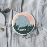 Yosemite National Park Kalifornien, halv Dome Knapp<br><div class="desc">Kolla in färgpennan i fantastisk som illustrerar Yosemite nationalpark och få redo för vandring, camping och klättring! Kolla in min butik för mer design också! Samla in hela parker, jag skapar nya hela tiden. Jag klistermärken i kärlek! Du då? Kolla min butik för mer vandring, camping, fåglarliv, fåglar och massor...</div>