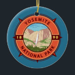 Yosemite National Park Retro Compass Emblem Julgransprydnad Keramik<br><div class="desc">Yosemite-vektorteckningsdesign. Parken är känd för sitt jättelika,  gamla sekvoia träd,  och för tunnelsvyn,  den ikoniska vista som är ägnad åt Bridalveil Fall och granitklipporna av El Capitan och Halva Dome.</div>