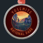 Yosemite Sunset National Park Retro Distress Julgransprydnad Metall<br><div class="desc">Yosemite-vektorteckningsdesign. Parken är känd för sitt jättelika,  gamla sekvoia träd,  och för tunnelsvyn,  den ikoniska vista som är ägnad åt Bridalveil Fall och granitklipporna av El Capitan och Halva Dome.</div>