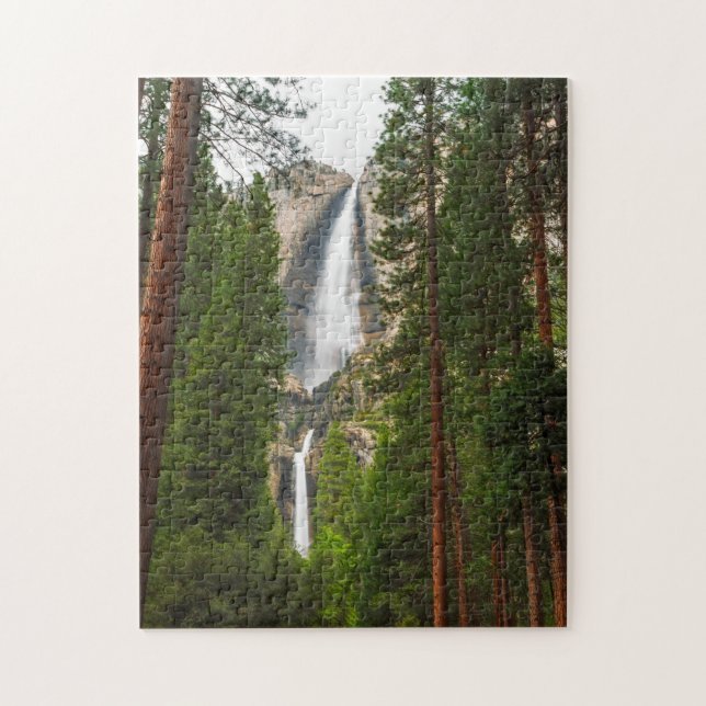 Yosemitefallen genom skogen pussel (Vertikal)