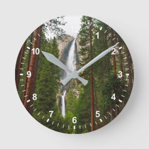 Yosemitefallen genom skogen rund klocka