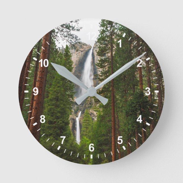 Yosemitefallen genom skogen rund klocka (Framsida)