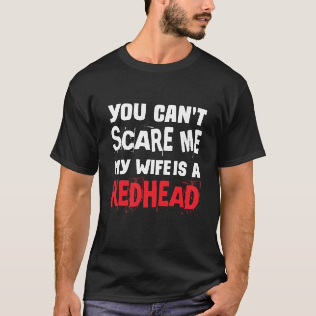 You can't Scare Me My Wife Is A RedHead T Shirt (Framsida)