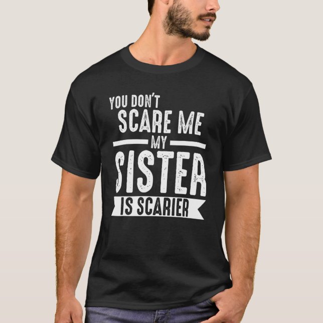 you don't scare me my sister is scarier Brother T Shirt (Framsida)