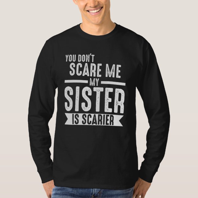you don't scare me my sister is scarier Brother T Shirt (Framsida)