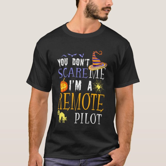You Don't Scare Remote Pilot Halloween Saying Fun T Shirt (Framsida)